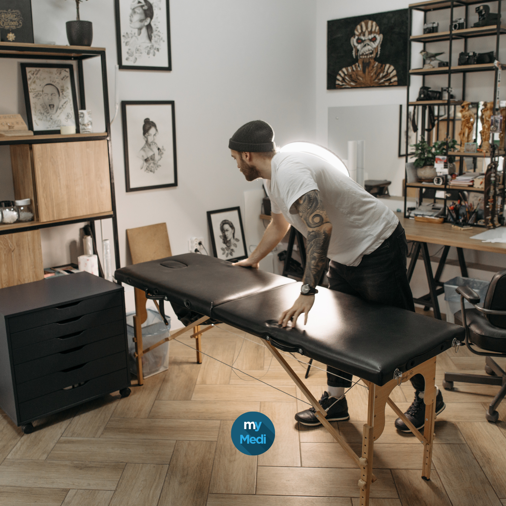 Tables et divans pour salons de tatouage