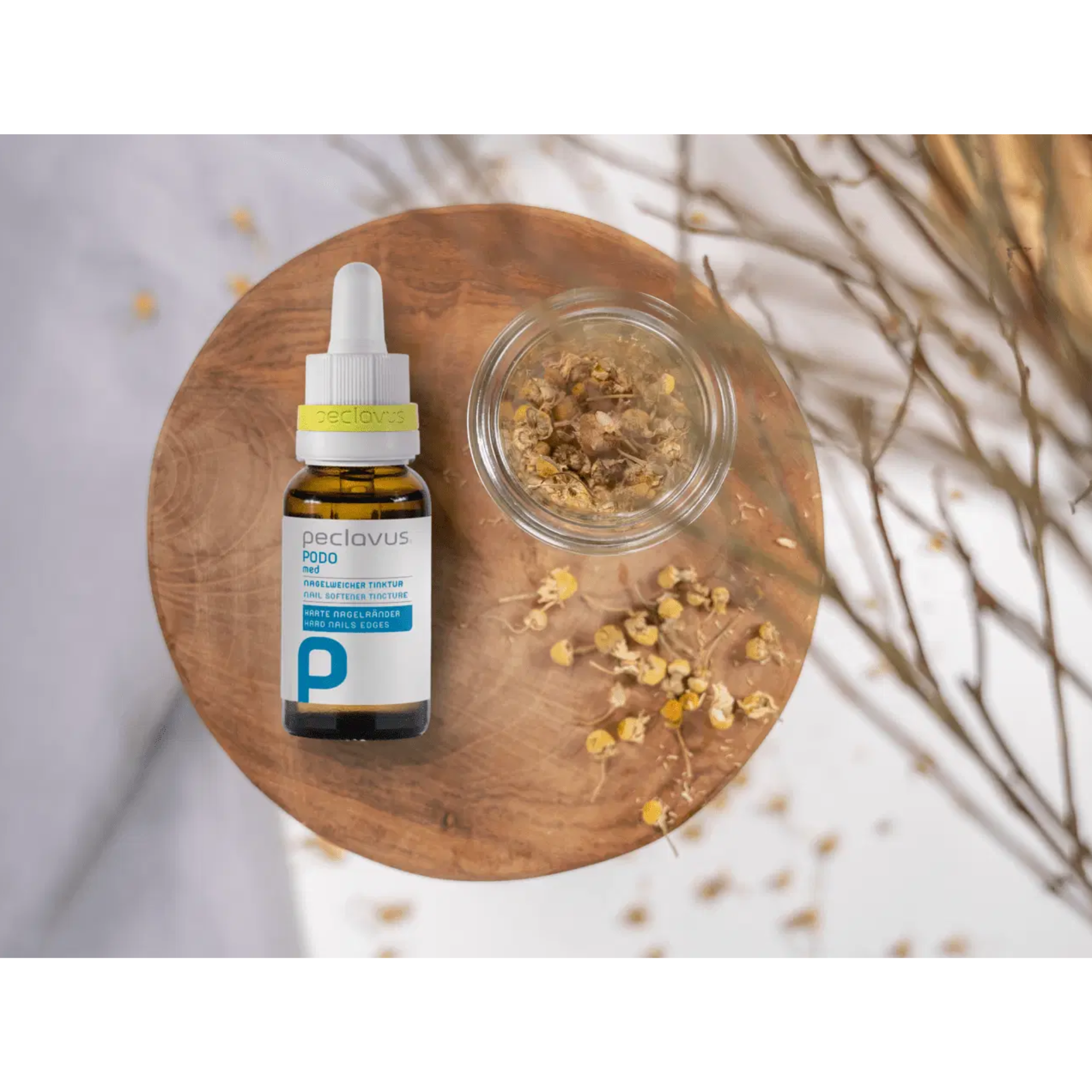 Emollient and softening nail stain - Peclavus